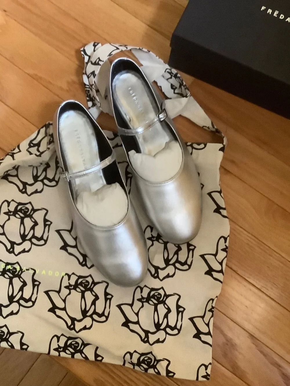 FREDA SALVADOR AUBREY Mary Jane Leather Flat Silver Calf SZ 9.5